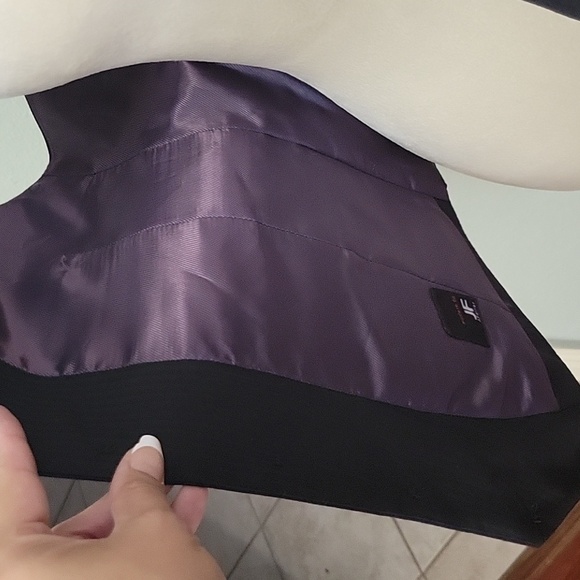 Vest - Picture 2 of 8